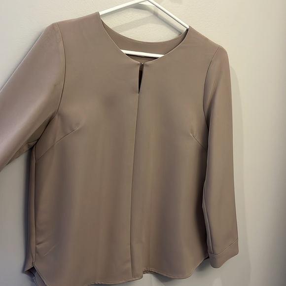 Nude blouse with unique gold clasp - Picture 3 of 4